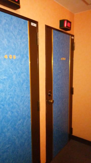 ホテルエーゲ海(荒川区/ラブホテル)の写真『403号室（部屋前）』by オレの地雷を越えてゆけ！