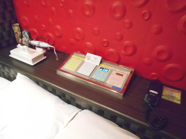 マリオネットアイネ(八王子市/ラブホテル)の写真『213号室、枕元のコントロールパネル』by もんが～