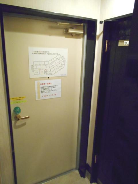 マリオネットアイネ(八王子市/ラブホテル)の写真『213号室、玄関ドア（左）とトイレのドア（右）』by もんが～