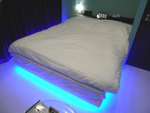 IKASU HOTEL(八王子市/ラブホテル)の写真『301号室、ベッドの下にはLEDライトが』by もんが～
