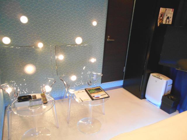 IKASU HOTEL(八王子市/ラブホテル)の写真『301号室、スケルトンでオシャレなテーブルとチェアー』by もんが～
