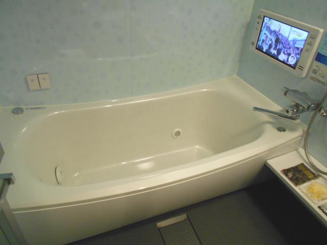 IKASU HOTEL(八王子市/ラブホテル)の写真『301号室、浴槽と浴室テレビ』by もんが～