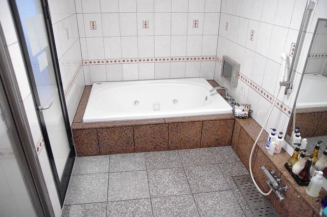 フェアリーキッス(宇都宮市/ラブホテル)の写真『106号室　浴室内テレビ付き浴槽』by マーケンワン