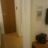 HOTEL UNO(ウノ)(川口市/ラブホテル)の写真『505号室 ベッドルームから入り口方面を移した写真です。正面はトイレの扉です。』by モンペペ