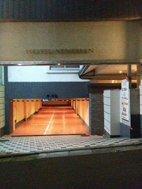 ベネチアン(渋谷区/ラブホテル)の写真『駐車場出入口』by ましりと