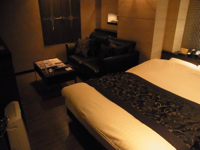 ホテルM(市川市/ラブホテル)の写真『205号室 ベッドとソファ』by ホテルレポったー