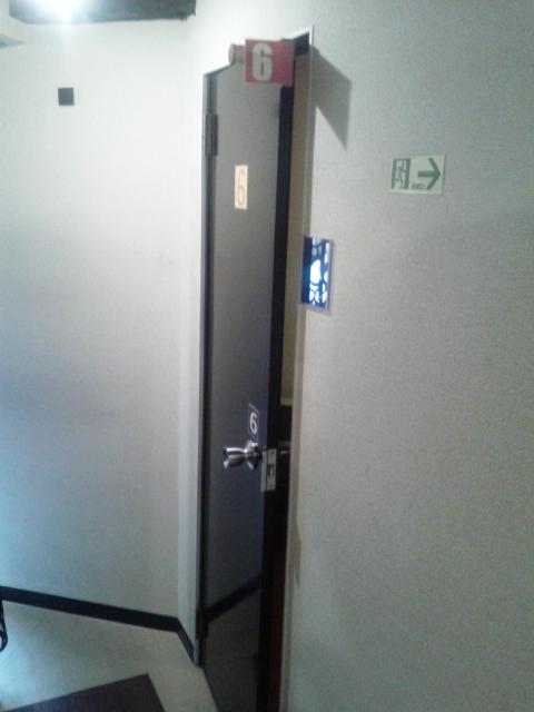 レンタルルーム ビスタ(新宿区/ラブホテル)の写真『６号室 入口 奥は非常ドアです』by セイムス