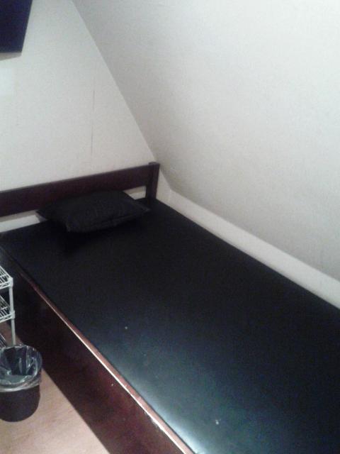 レンタルルーム ビスタ(新宿区/ラブホテル)の写真『６号室 ベッドは広め。ロフト風に屋根が迫ってます。』by セイムス