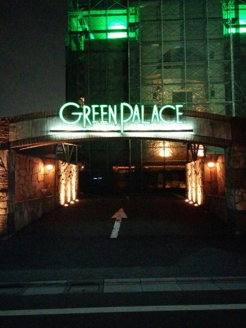 グリーンパレス(足立区/ラブホテル)の写真『夜の駐車場入口(北側)』by ましりと