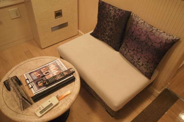 Wバグース(新宿区/ラブホテル)の写真『301号室　ソファーとテーブル』by INA69