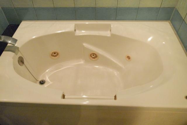 Wバグース(新宿区/ラブホテル)の写真『301号室　浴槽　奥のつかまり棒は取れちゃってます。』by INA69
