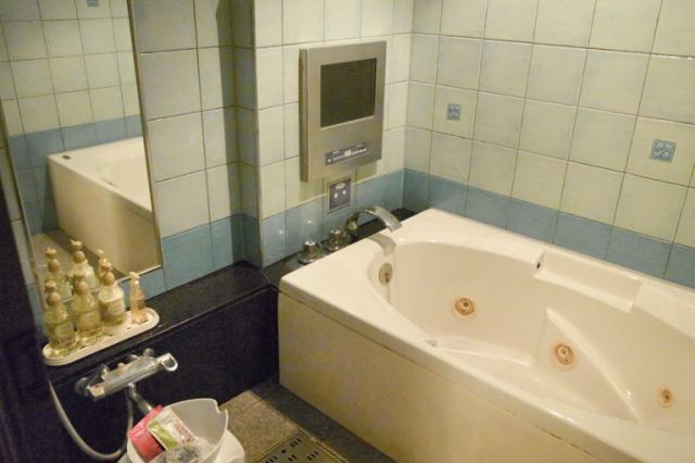 Wバグース(新宿区/ラブホテル)の写真『301号室　浴室全景』by INA69