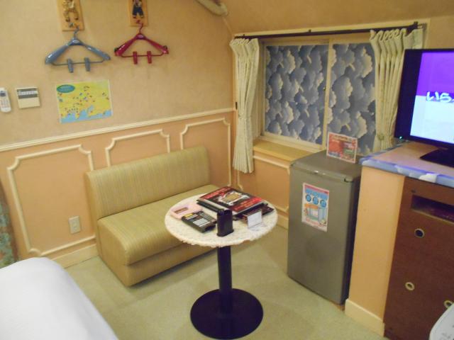 マリオネットアイネ(八王子市/ラブホテル)の写真『302号室、テーブルとソファー』by もんが～