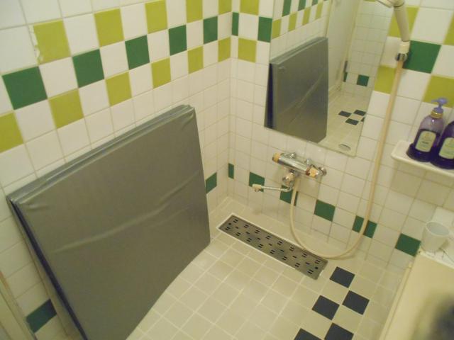マリオネットアイネ(八王子市/ラブホテル)の写真『302号室、浴室のマット』by もんが～