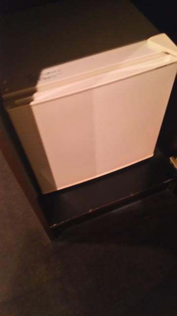 カサンドラ(渋谷区/ラブホテル)の写真『203号室の持込み冷蔵庫。ペットボトルの水が1本入ってました。』by かまってにゃん