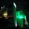ホテル ri-Co（リコ）(越谷市/ラブホテル)の写真『夜の外観(南東側)』by ましりと