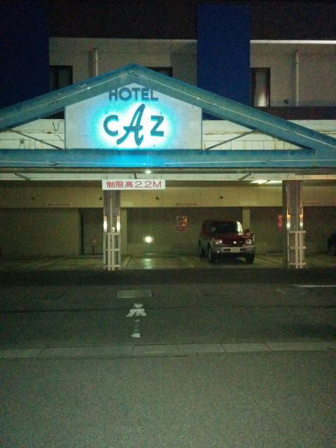 越谷HOTEL CAZ(ホテルキャズ)(越谷市/ラブホテル)の写真『夜の駐車場出入口2』by ましりと