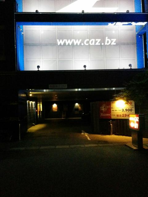 越谷HOTEL CAZ(ホテルキャズ)(越谷市/ラブホテル)の写真『夜の駐車場出入口2』by ましりと