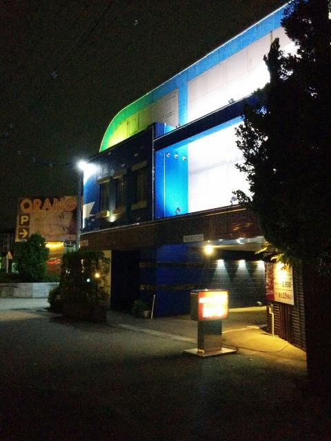 越谷HOTEL CAZ(ホテルキャズ)(越谷市/ラブホテル)の写真『夜の外観(南側)』by ましりと