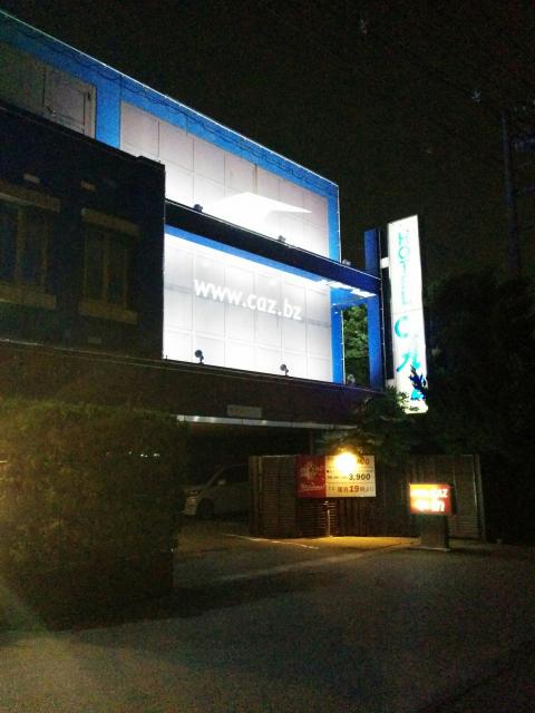 越谷HOTEL CAZ(ホテルキャズ)(越谷市/ラブホテル)の写真『夜の外観(北西側2)』by ましりと