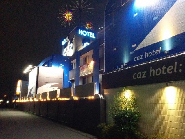 越谷HOTEL CAZ(ホテルキャズ)(越谷市/ラブホテル)の写真『夜の外観(北西側1)』by ましりと