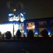 越谷HOTEL CAZ(ホテルキャズ)(越谷市/ラブホテル)の写真『夜の外観(正面)』by ましりと