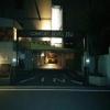 HOTEL Hu（フウ）(越谷市/ラブホテル)の写真『夜の駐車場入口』by ましりと