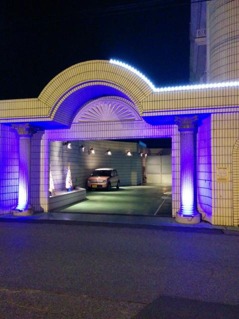 ホテルK-WAVE R（ケーウエイブアール）(越谷市/ラブホテル)の写真『夜の駐車場出入口1』by ましりと