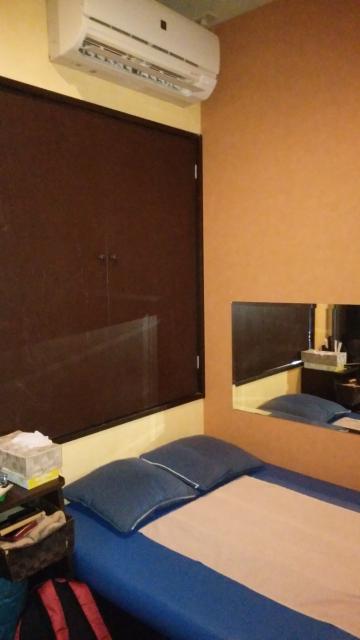 プチホテル AGAIN(荒川区/ラブホテル)の写真『301号室ベッド（入り口扉に背中を付けて撮影。余裕あるスペースは、ほぼ無い）』by オレの地雷を越えてゆけ！