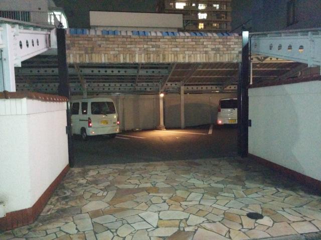 HOTEL EVA（エヴァ）(足立区/ラブホテル)の写真『夜の駐車場出入口』by ましりと