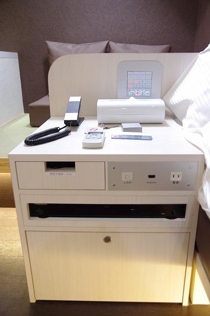 HOTEL IROHA（イロハ）(港区/ラブホテル)の写真『408号室　ベッド横の設備類』by マーケンワン