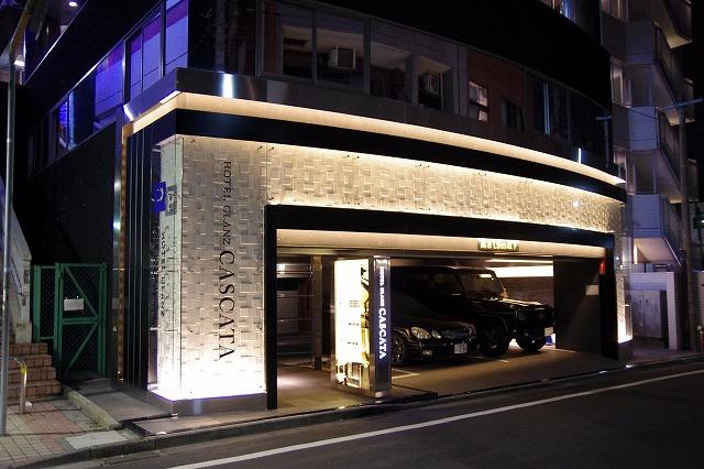 HOTEL GLANZ CASCATA(港区/ラブホテル)の写真『夜の駐車場』by マーケンワン