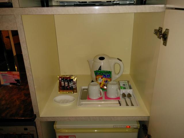 ホテルK-WAVE R（ケーウエイブアール）(越谷市/ラブホテル)の写真『216号室 ポット・カップ・お茶類』by ましりと