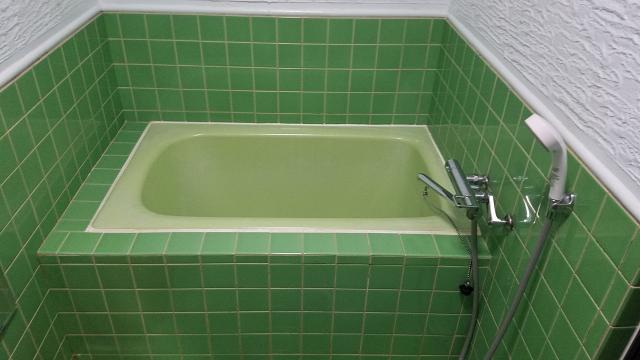 スタークレセント(立川市/ラブホテル)の写真『ユニットバスの浴槽。完全に一人用です。』by 三枚坂