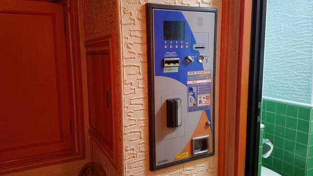スタークレセント(立川市/ラブホテル)の写真『302号室精算機。料金は帰るときに精算。クレジットカードも使えます。』by 三枚坂