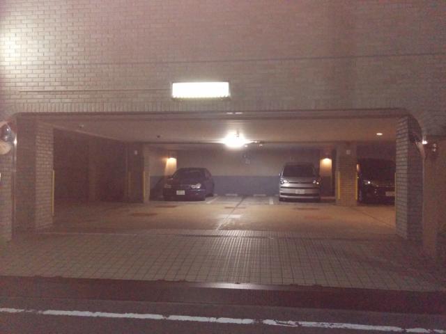 ホテル アイム 西新井(足立区/ラブホテル)の写真『夜の駐車場出入口』by ましりと