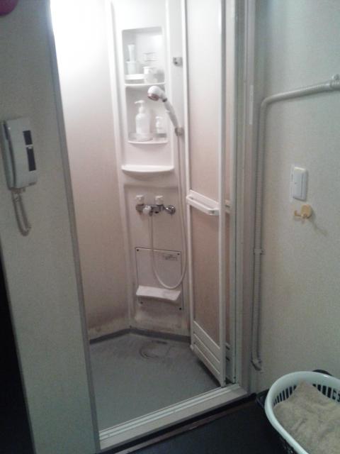 レンタルルーム ビスタ(新宿区/ラブホテル)の写真『１号室 ユニットシャワーは他の部屋と同じ。まあまあ広め。』by セイムス