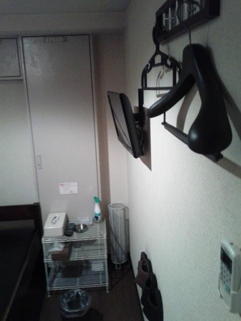 レンタルルーム ビスタ(新宿区/ラブホテル)の写真『１号室 壁掛けテレビ、ハンガリーは２つ。フックは５個。』by セイムス