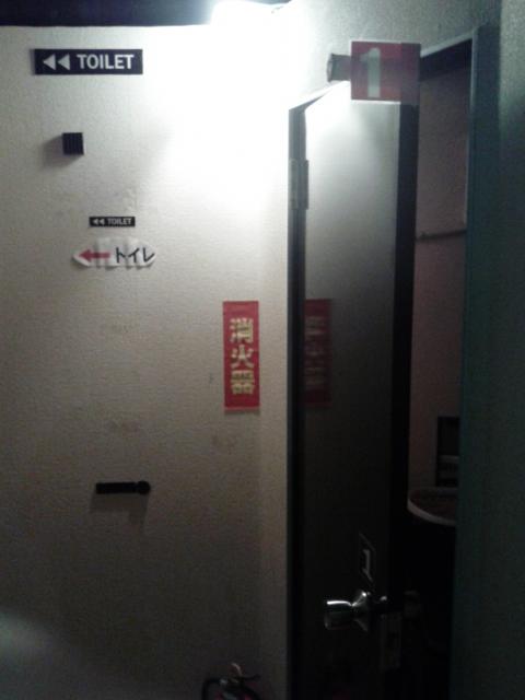 レンタルルーム ビスタ(新宿区/ラブホテル)の写真『１号室 入り口はトイレの向かいです。トイレの出入り音や、受付の声が終始聞こえ続けていました。』by セイムス