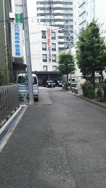 ホテルシティ(立川市/ラブホテル)の写真『突き当たりがホテルの正面。駐車場スペースが4台』by かまってにゃん