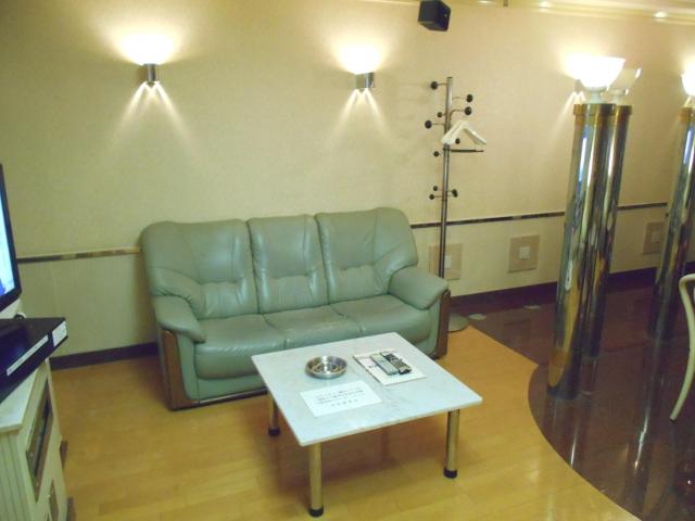 フランセ(八王子市/ラブホテル)の写真『306号室、テーブルとソファー』by もんが～