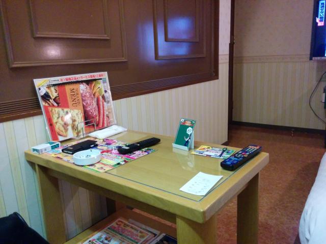 AILEAN DONAN（アイリーンドナン）町田店(相模原市/ラブホテル)の写真『513号室 テーブル』by ましりと