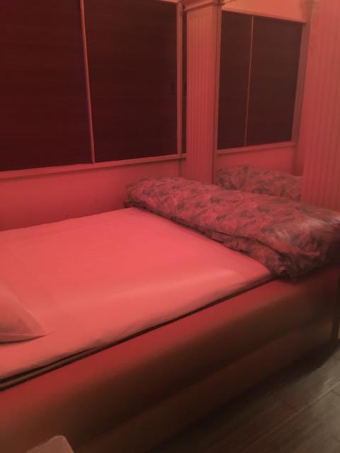 ホテルエーゲ海(荒川区/ラブホテル)の写真『303号室。ドアを開けると、すぐベッドがあります』by 町田氏