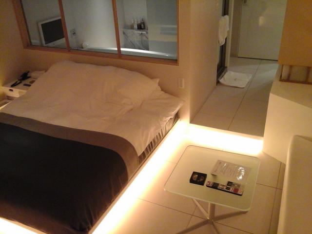 HOTEL IROHA（イロハ）(港区/ラブホテル)の写真『202号室、居室奥より居室全体、風呂場、玄関を一望する』by ルーリー９nine