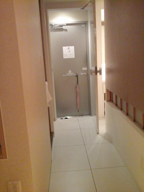 HOTEL IROHA（イロハ）(港区/ラブホテル)の写真『居室より玄関を望む  (傘掛け使用中)』by ルーリー９nine