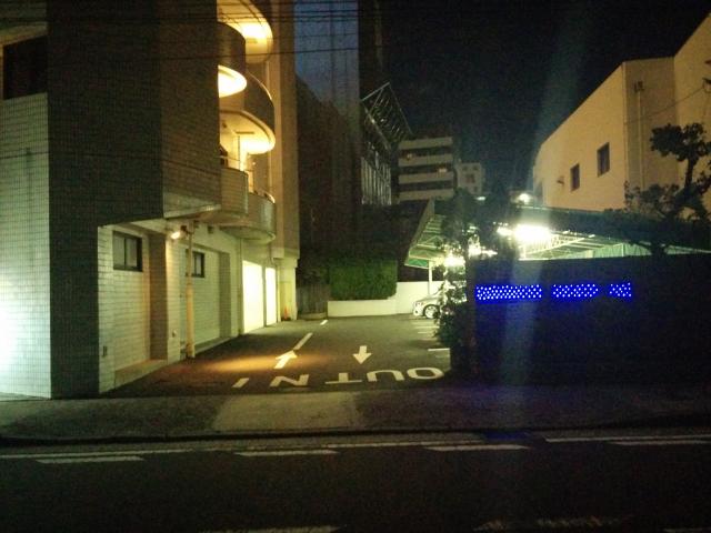 ホテル 桃玄（とうげん）(横浜市中区/ラブホテル)の写真『夜の駐車場出入口2』by ましりと