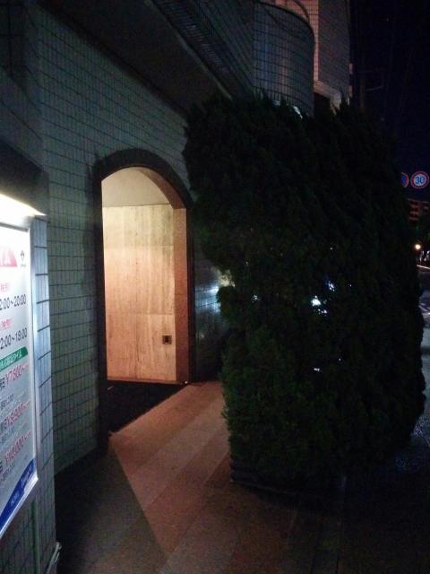 ホテル 桃玄（とうげん）(横浜市中区/ラブホテル)の写真『夜の出入口』by ましりと