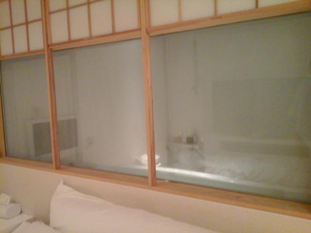 HOTEL IROHA（イロハ）(港区/ラブホテル)の写真『浴室窓  居室側より』by ルーリー９nine