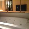 HOTEL IROHA（イロハ）(港区/ラブホテル)の写真『202号室  浴槽窓越しに居室を望む  左：中庭、右：60型テレビ』by ルーリー９nine
