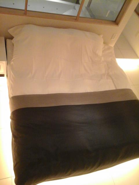 HOTEL IROHA（イロハ）(港区/ラブホテル)の写真『202号室  ベッド全景 上が頭側』by ルーリー９nine